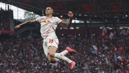 22岁德甲妖锋横空出世看不上沙特土豪转会费1亿欧两大豪门疯抢