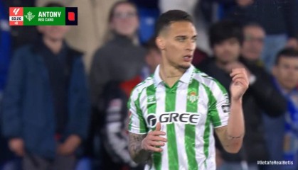 安东尼无缘战皇马，狂奔半场助攻却又铲人染红！贝蒂斯批曼联不懂用人