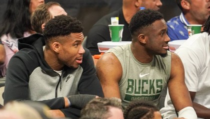 字母哥哥时隔461天重返赛场 12分钟砍下6分